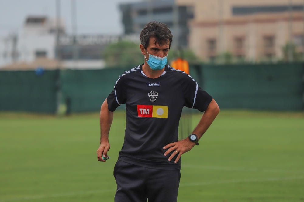 Se trata de su primer entrenamiento en este complejo deportivo para preparar el partido de mañana (22.00) en el Martínez Valero frente al Real Zaragoza.