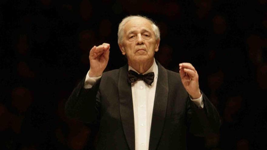 Pierre Boulez, en una reciente imagen durante un recital ejerciendo su magisterio ante la partitura.