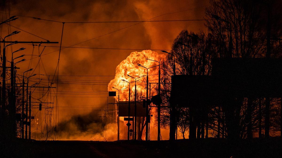 Bombardeo ruso a una estación de gas en Jarkov.