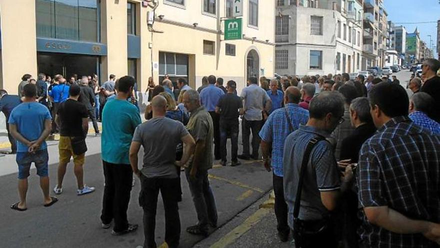 Sortida del funeral, ahir al matí a Manresa. A la foto petita, la víctima