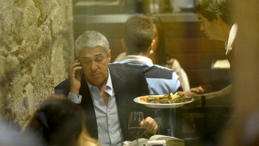 José Sócrates, en un restaurante de la calle Franxa. / Eduardo Vicente