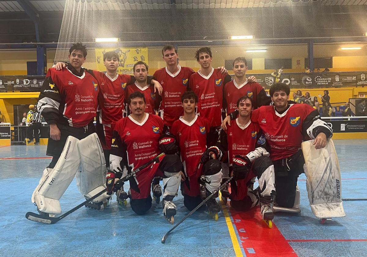 Los jugadores del Espanya posan este sábado en la pista del Molina Sport