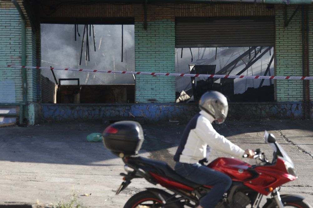 Incendio en tres naves abandonadas en Chinales