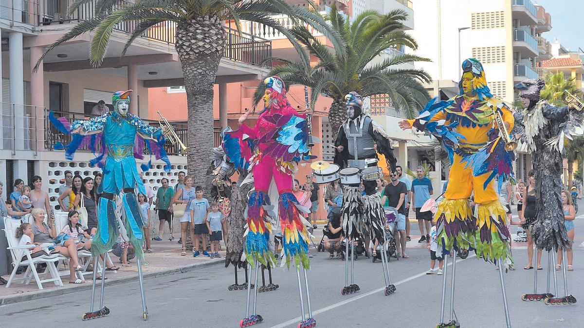 Las actividades culturales se desarrollan en las calles para disfrute de los vecinos y los visitantes.