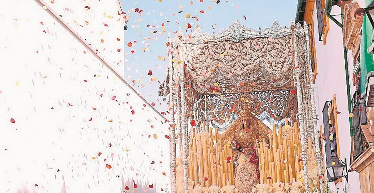 Petalada a la Virgen de La Paz y Esperanza en la plaza de Capuchinos.