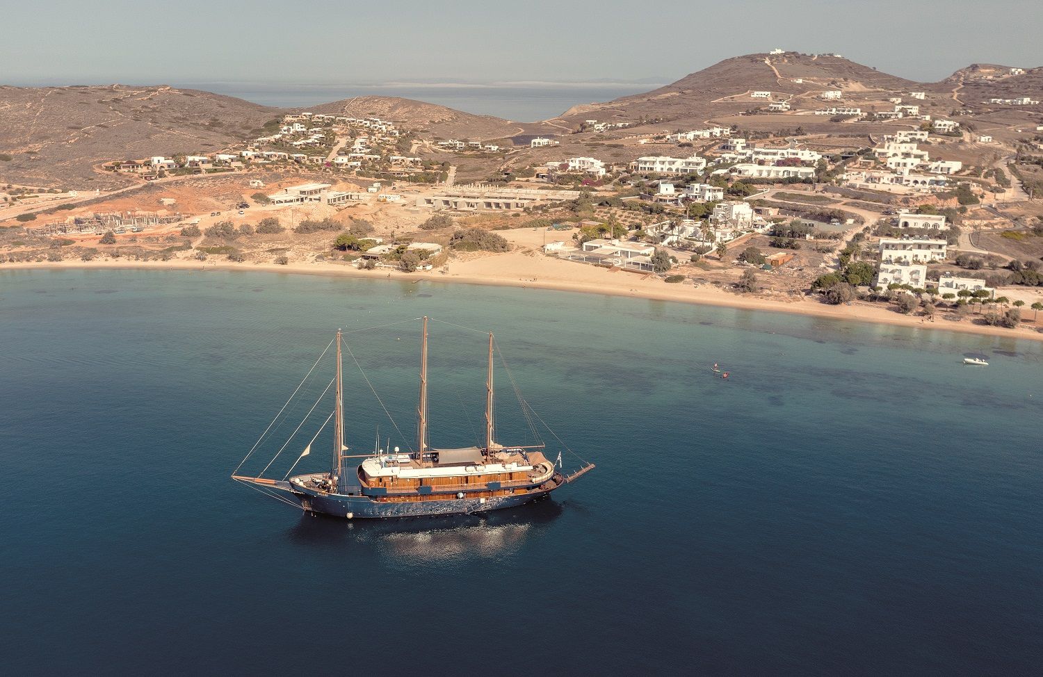 Descubriendo las Cícladas de isla en isla a bordo de un velero a motor.