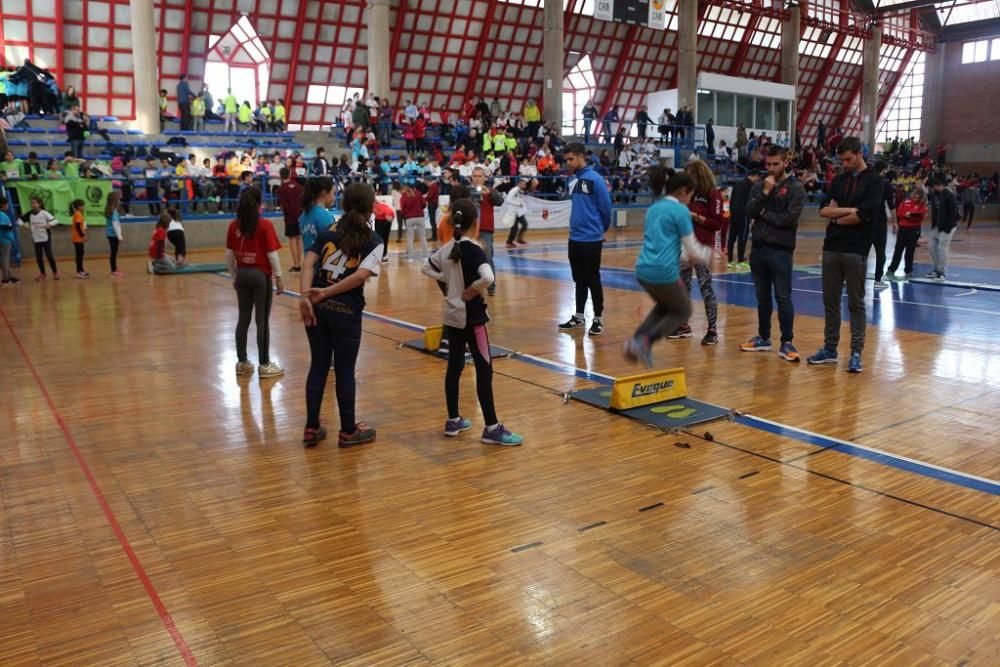 Jugando al atletismo en Alcantarilla