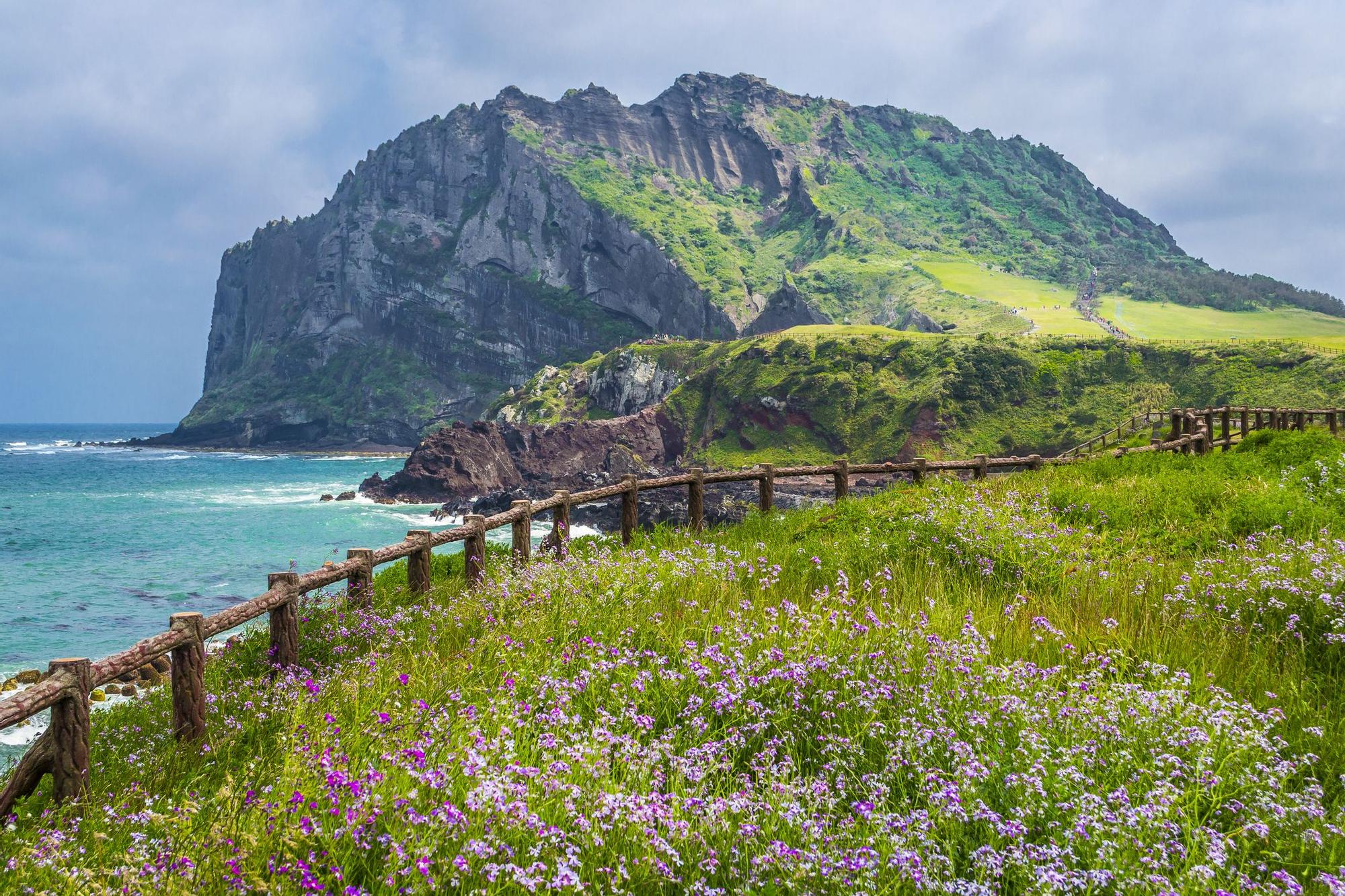 Esta isla Patrimonio de la Humanidad es uno de los paisajes volcánicos más sorprendentes de Asia: acantilados de lava, cráteres y mujeres que bucean sin oxígeno