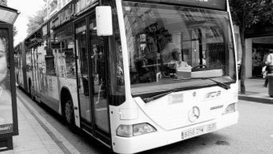 Un autobús urbano, en una parada de la calle Uría.