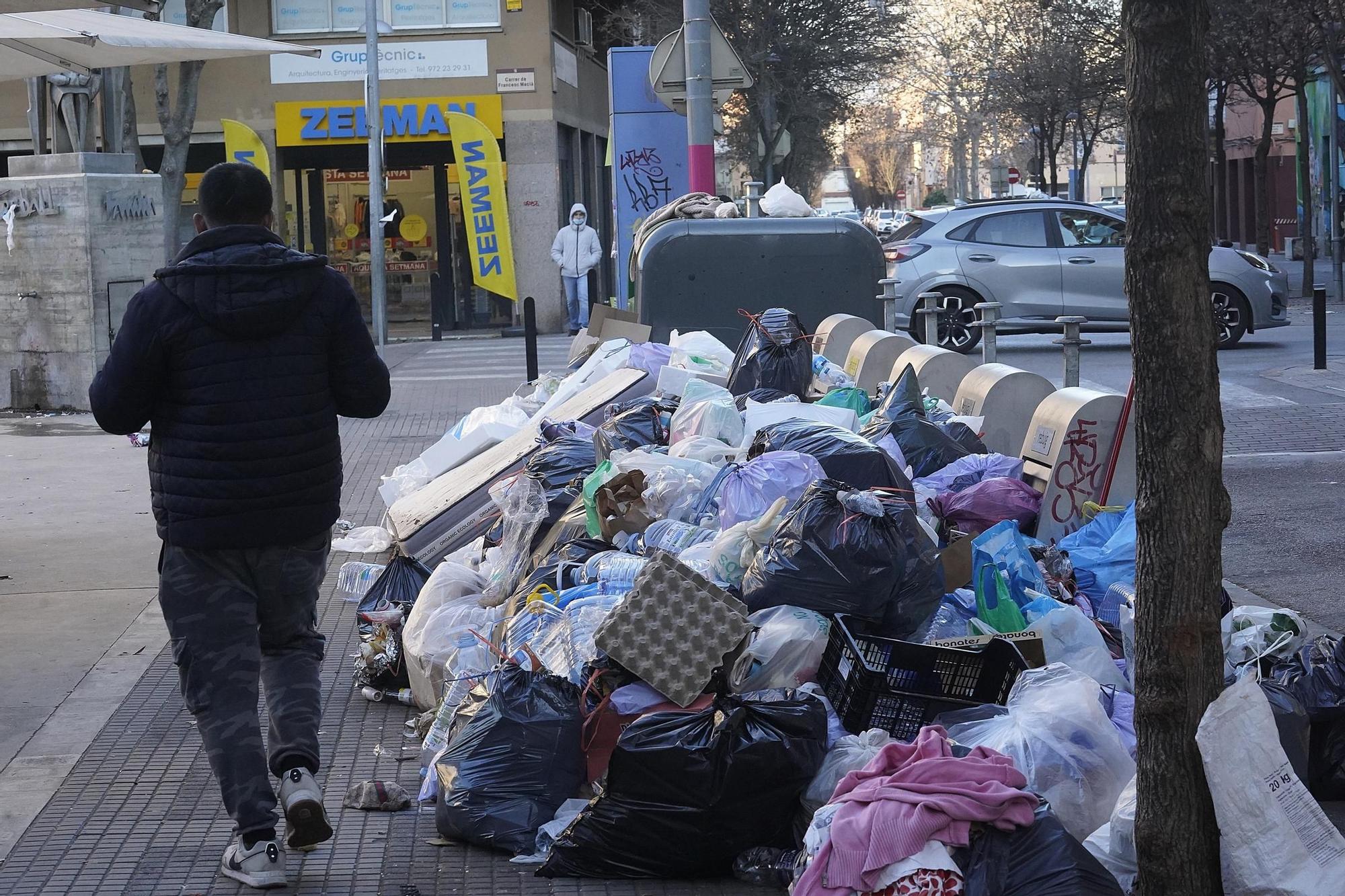 La vaga s’eternitza a Salt després de vint dies de deixalles al carrer