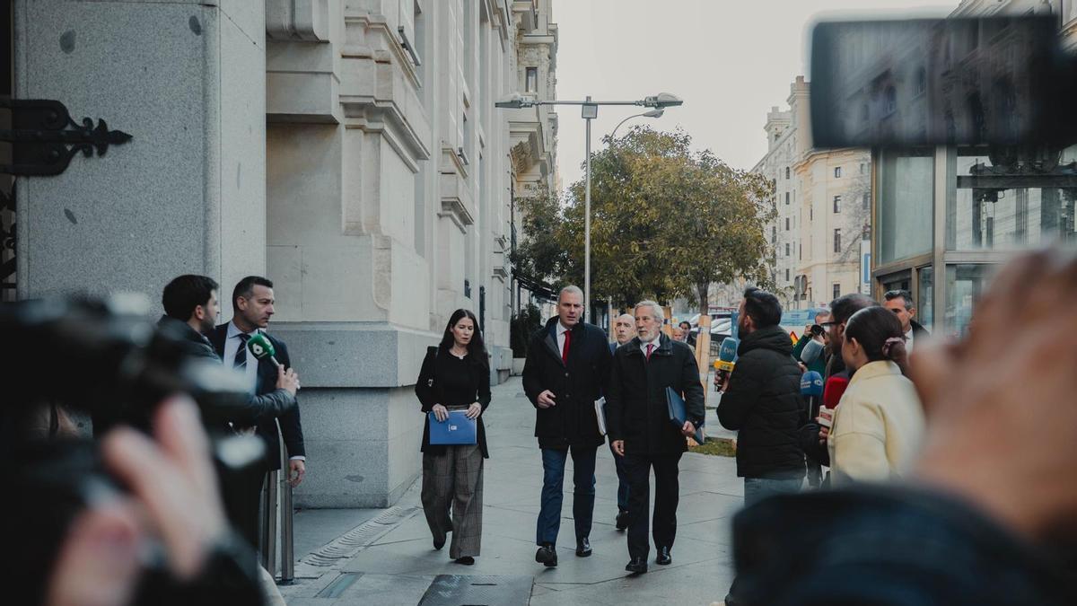 Carla Toscano, Javier Ortega Smith e Ignacio Ansaldo, a su llegada este martes al Ayuntamiento de Madrid.
