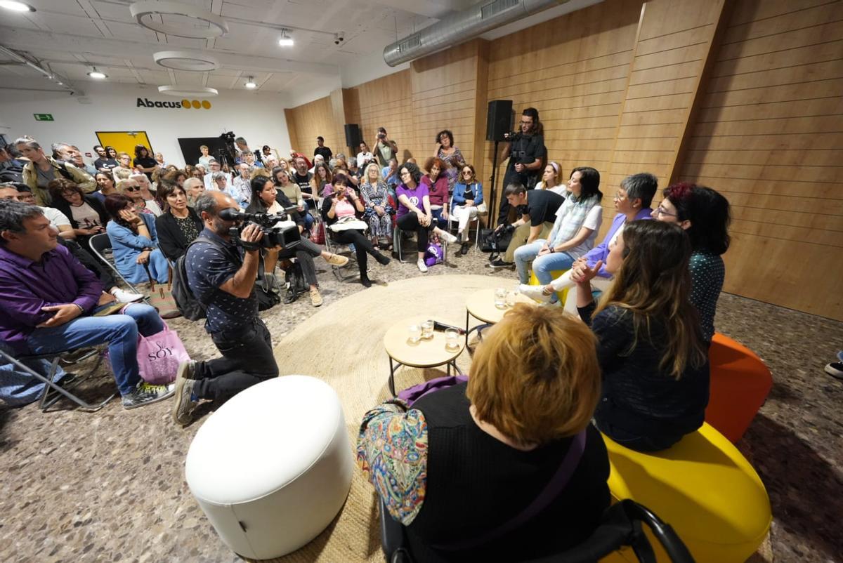 Montero se ha reunido con colectivos feministas en Castelló.