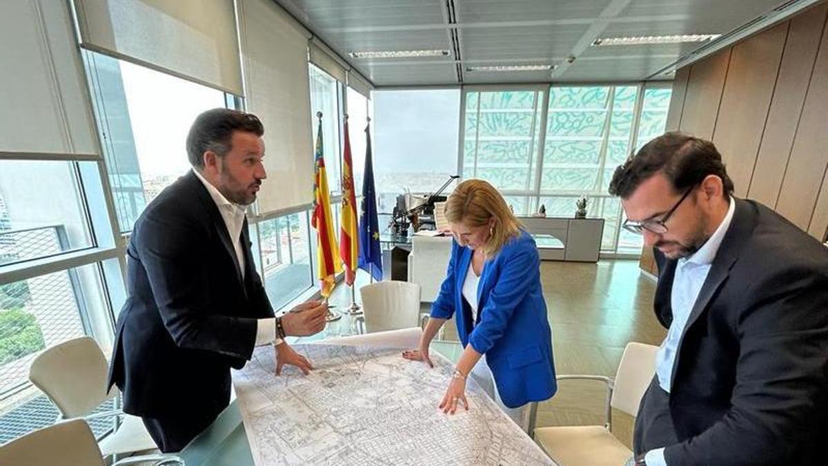 El alcalde y el edil de Movilidad muestran el plano con el recorrido del tranvía a la consellera