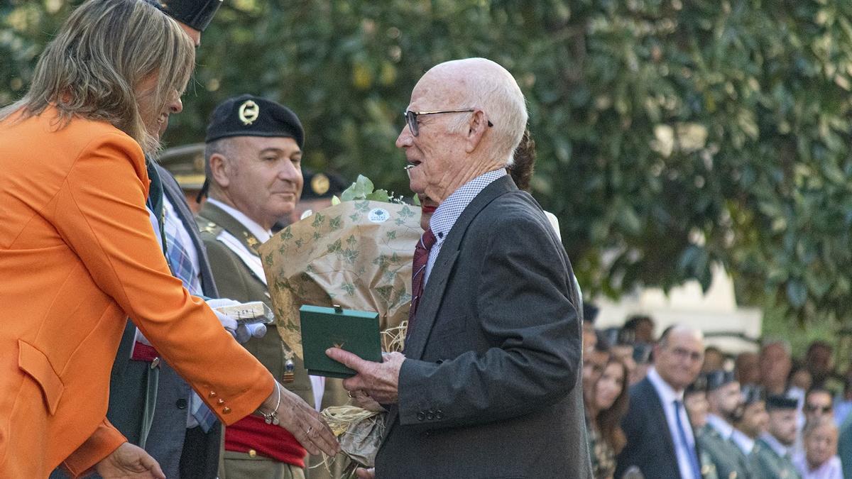 Eustaquio Parra, el guardia civil más veterano de Badajoz, recibe un homenaje durante el acto.