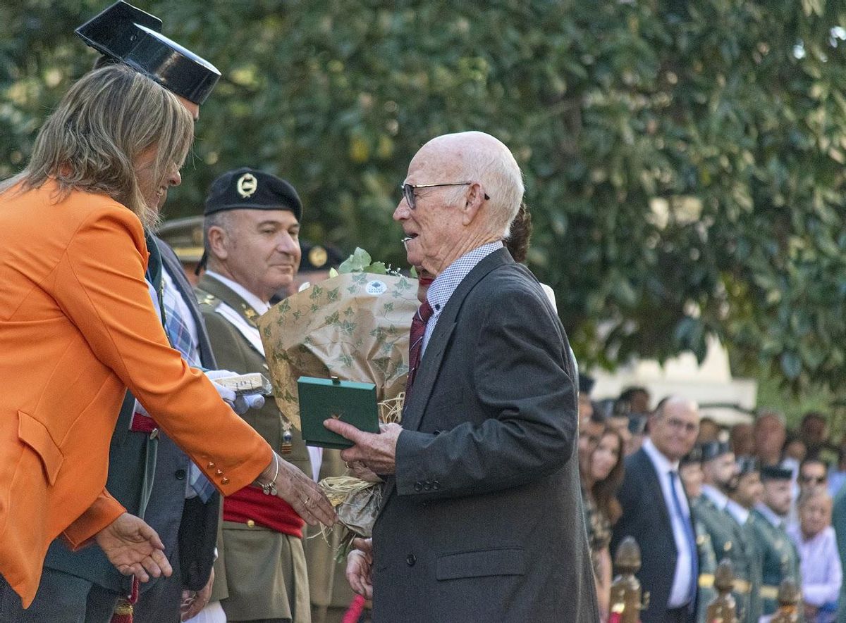 Eustaquio Parra, el guardia civil más veterano de Badajoz, recibe un homenaje durante el acto.