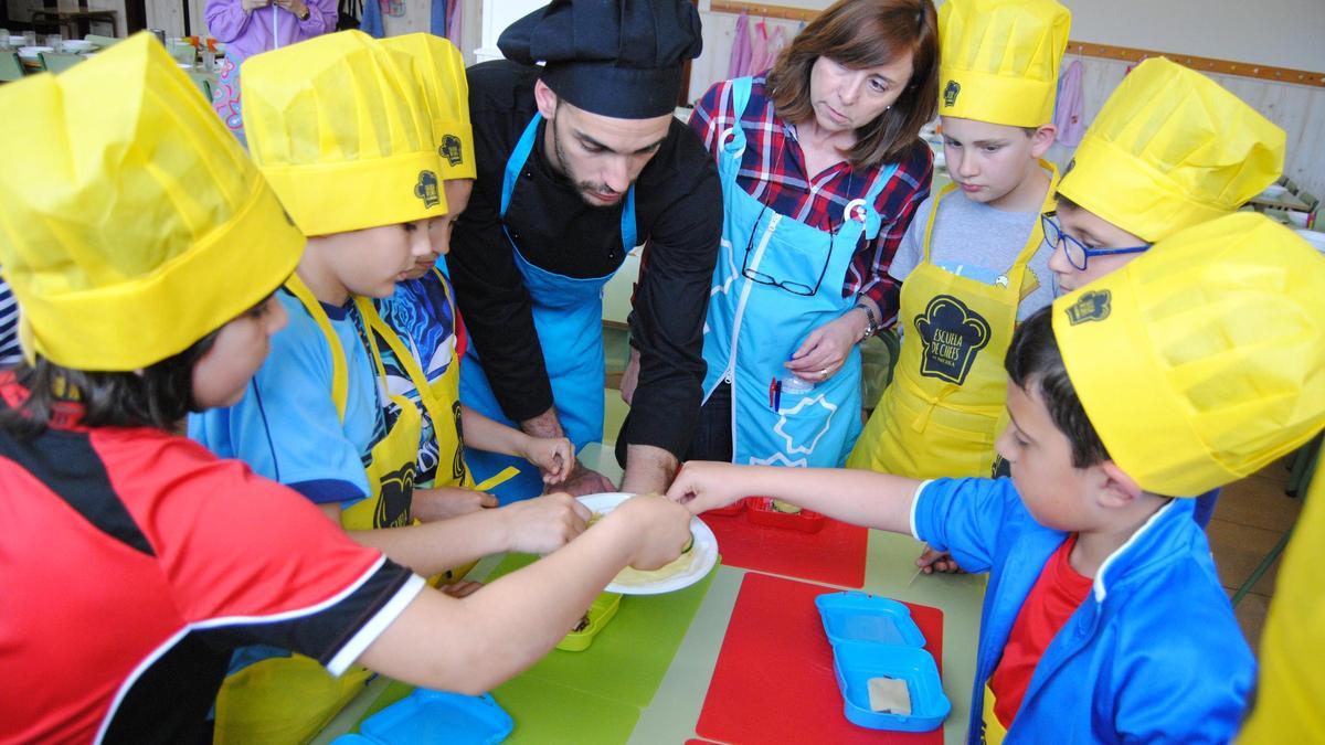 Taller de cocina infantil durante una actividad con escolares de Llanera, en una imagen de archivo.