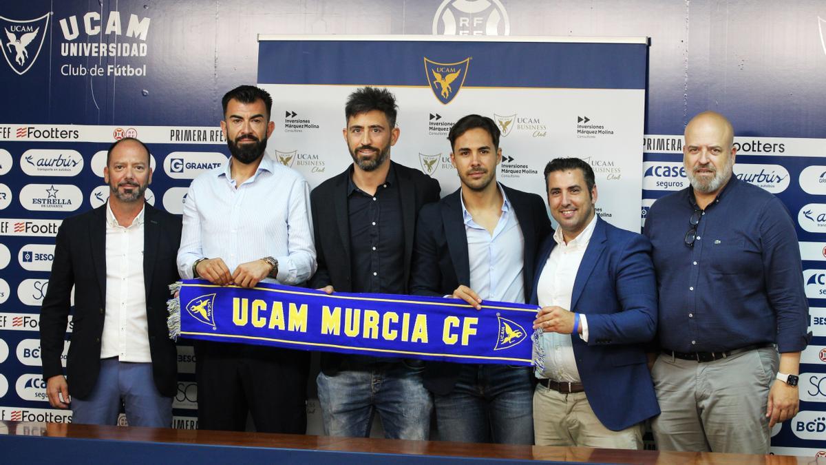 Juan Antonio Baños, Antonio Márquez, Miguel Linares, José Luis Mendoza y Pablo Rosique acompañan a Molo en su presentación.