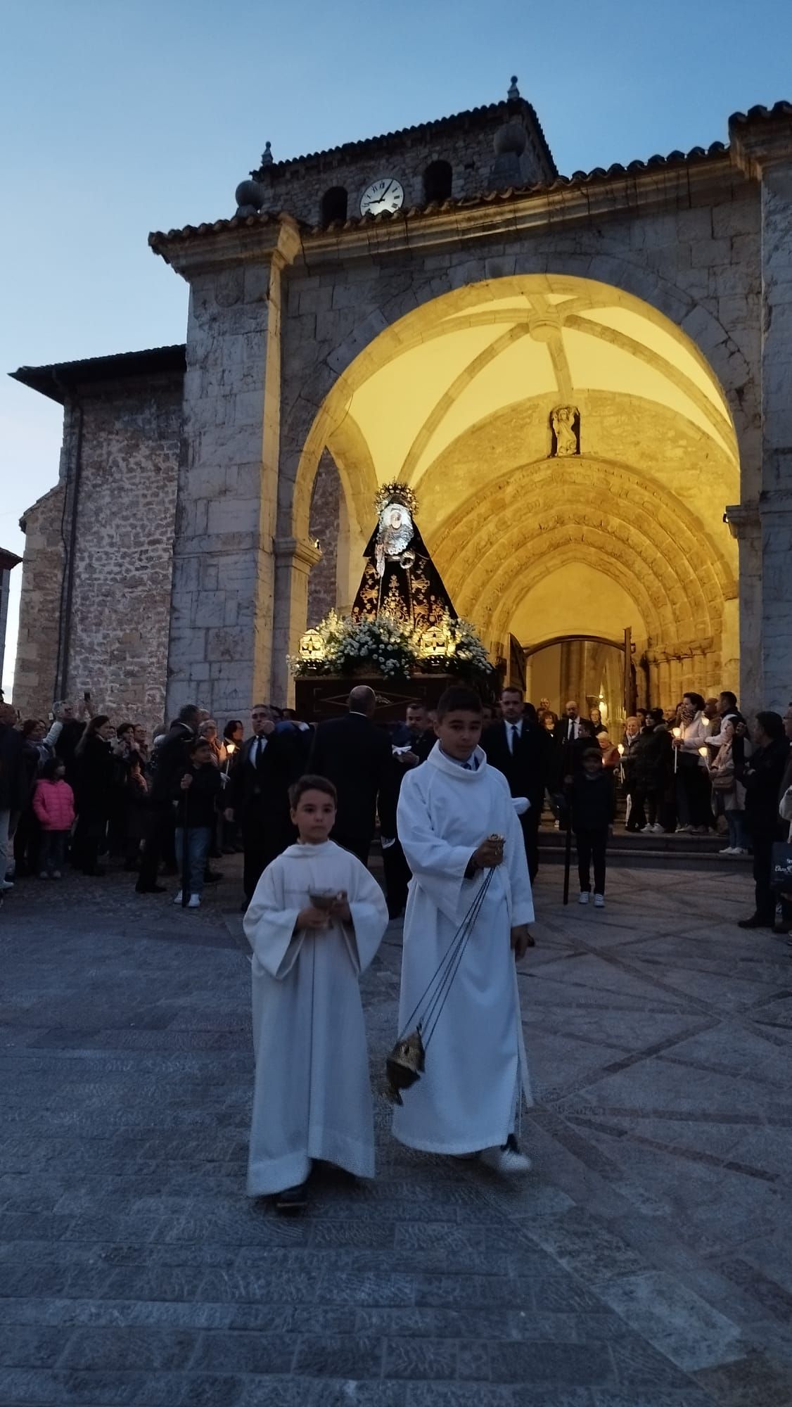 El Cirineo, La Magdalena y La Dolorosa procesionan por las calles de Llanes durante el Vía Crucis del Miércoles Santo