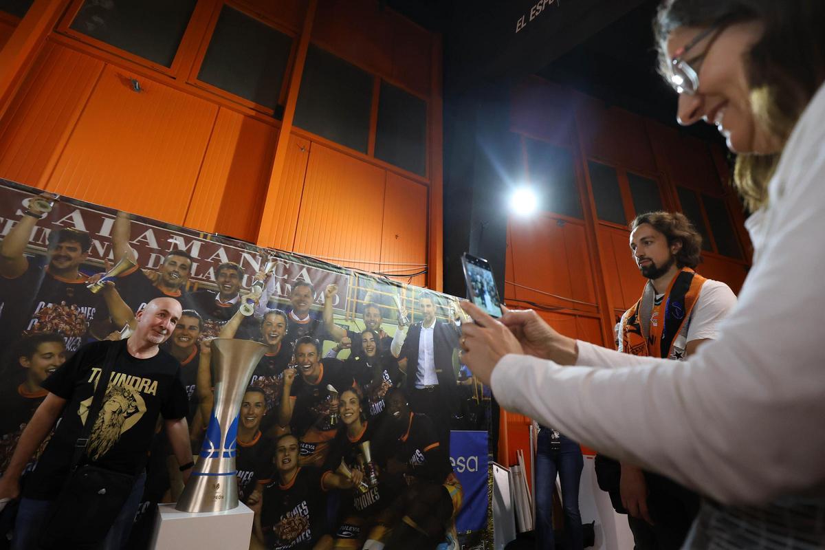 El trofeo de la Liga ya está en la Fonteta