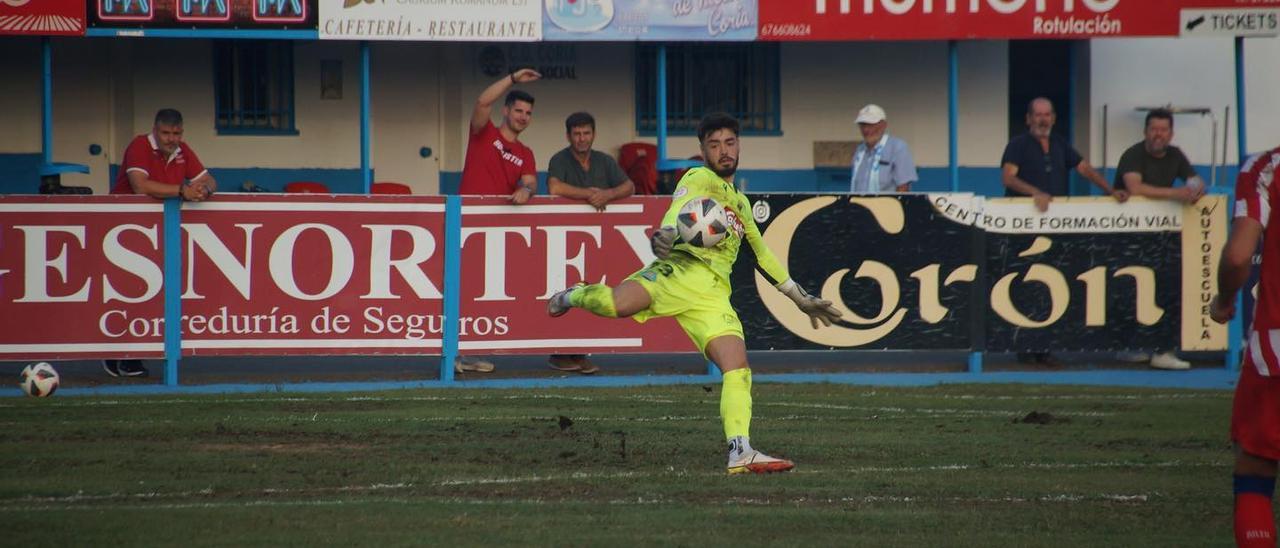 Toni Varea, portero del Coria, uno de los grandes protagonistas del buen inicio del club celeste este año