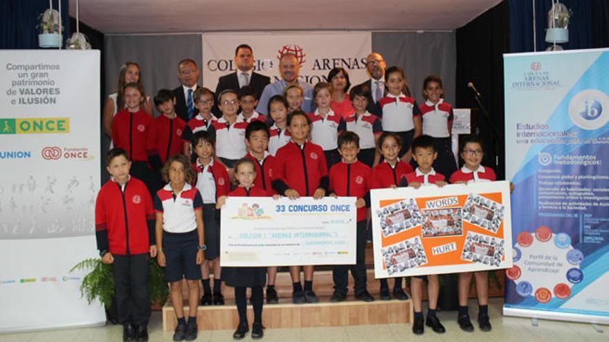 Alumnos de 3ºA de Primaria del Colegio Arenas Internacional, hoy, junto a representantes del centro educativo, la ONCE y la Oficina Insular de Educación.