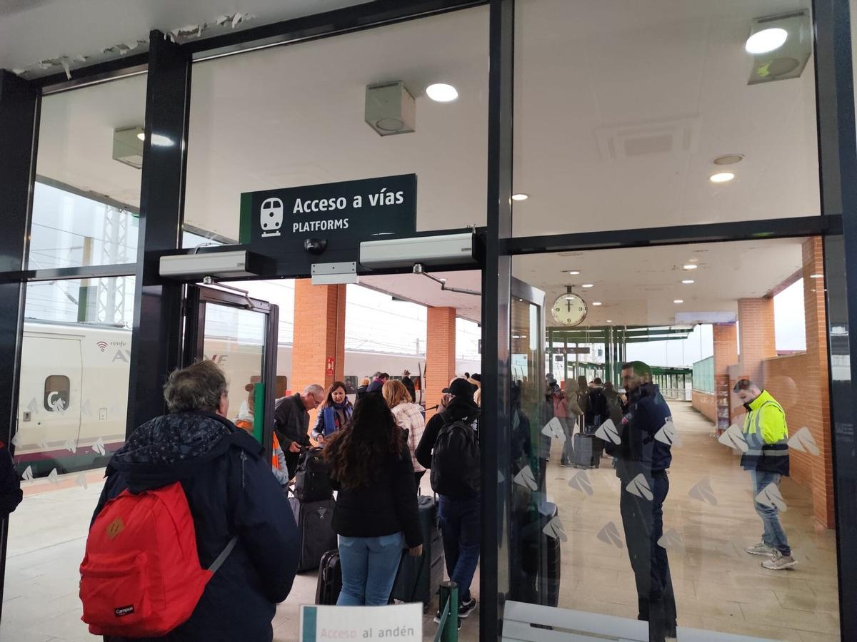Estación de trenes de Villanueva de Córdoba durante el corte de la línea Madrid-Andalucía.