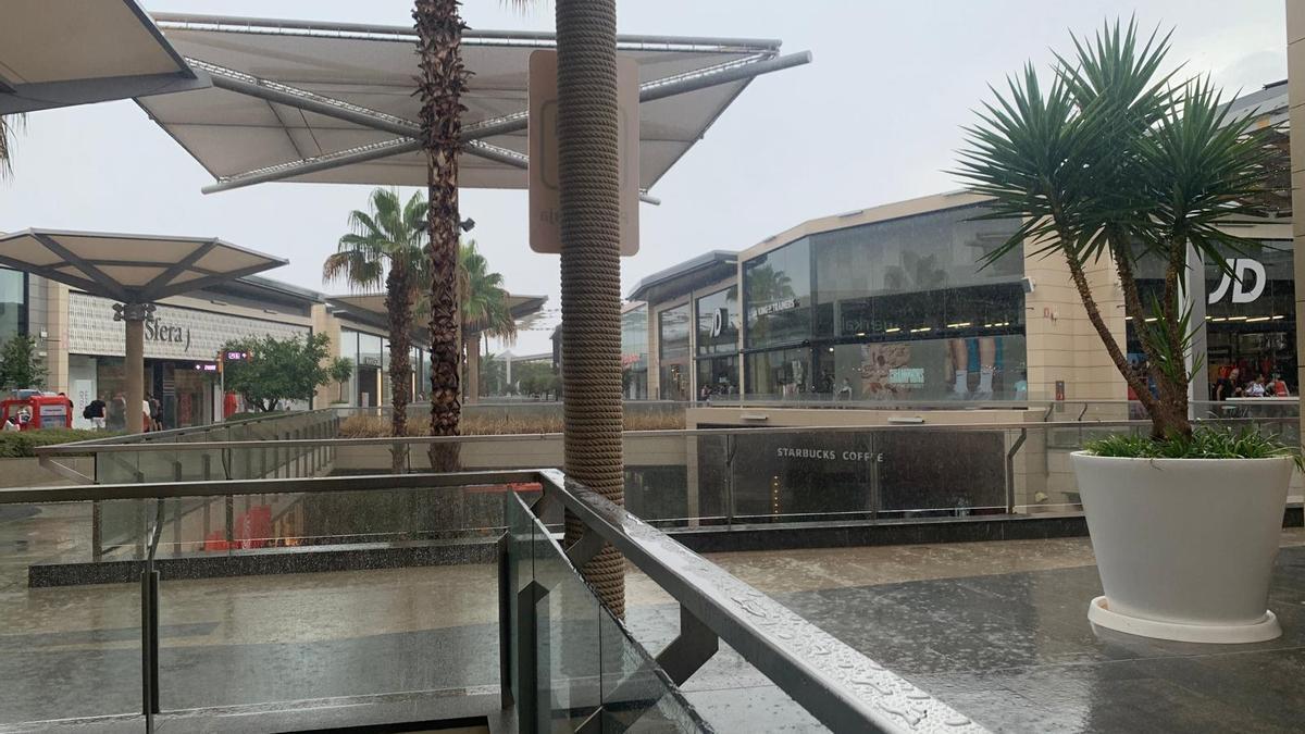 Überschwemmungen im Einfaufszentrum FAN gegen 16 Uhr am 15.8.2024.