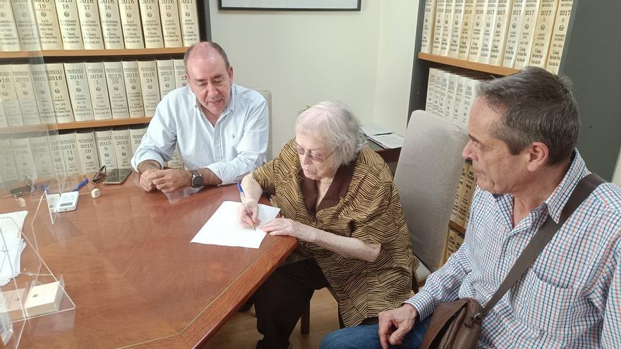 Una vecina de Villa del Río dona al municipio 2.200 olivos, una casa y un solar urbano