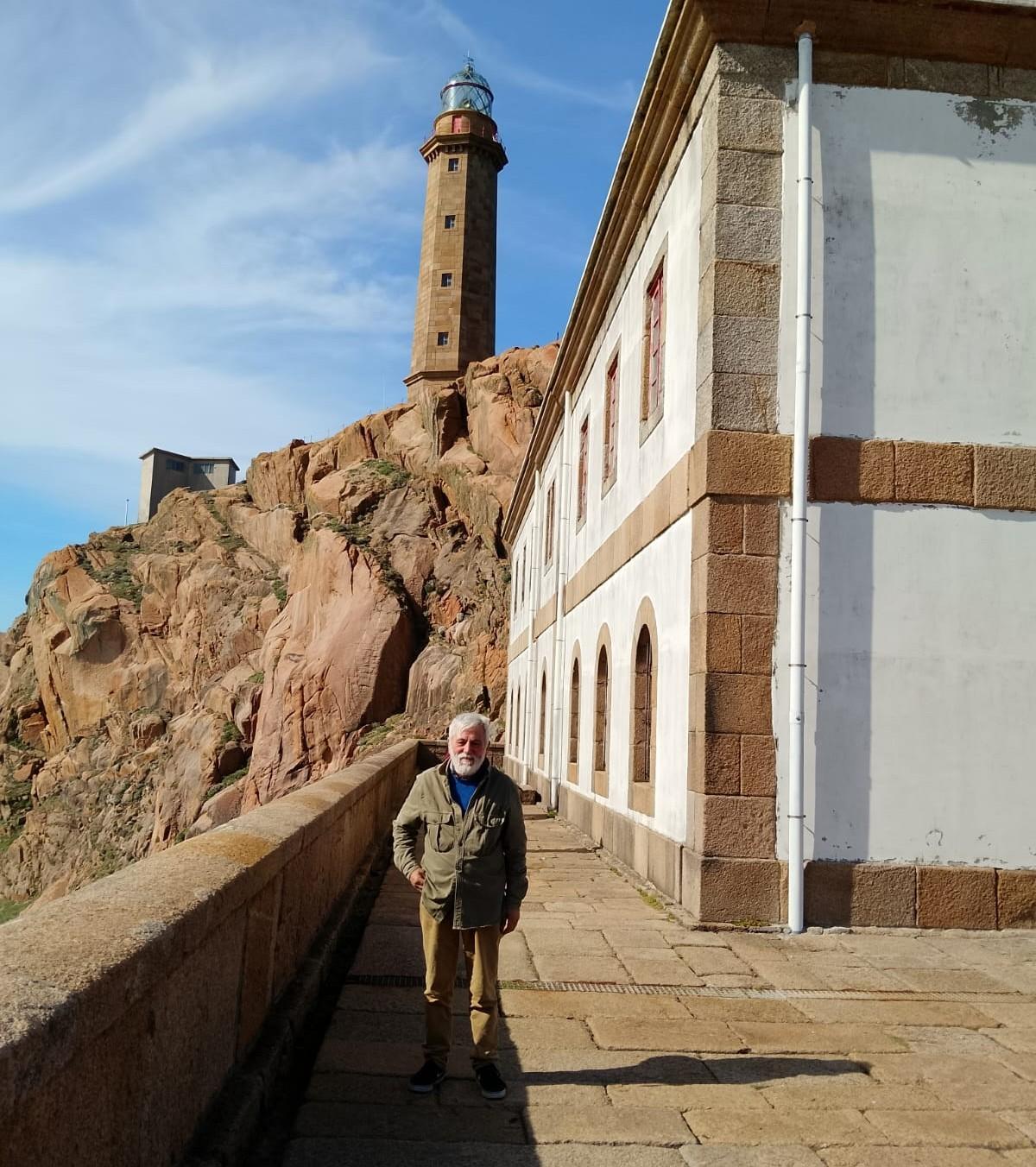 Manuel Estévez, comisario da mostra no faro de Cabo Vilán.