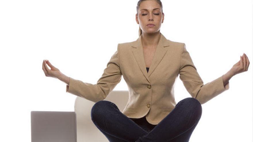Una mujer realizando un ejercicio de meditación.