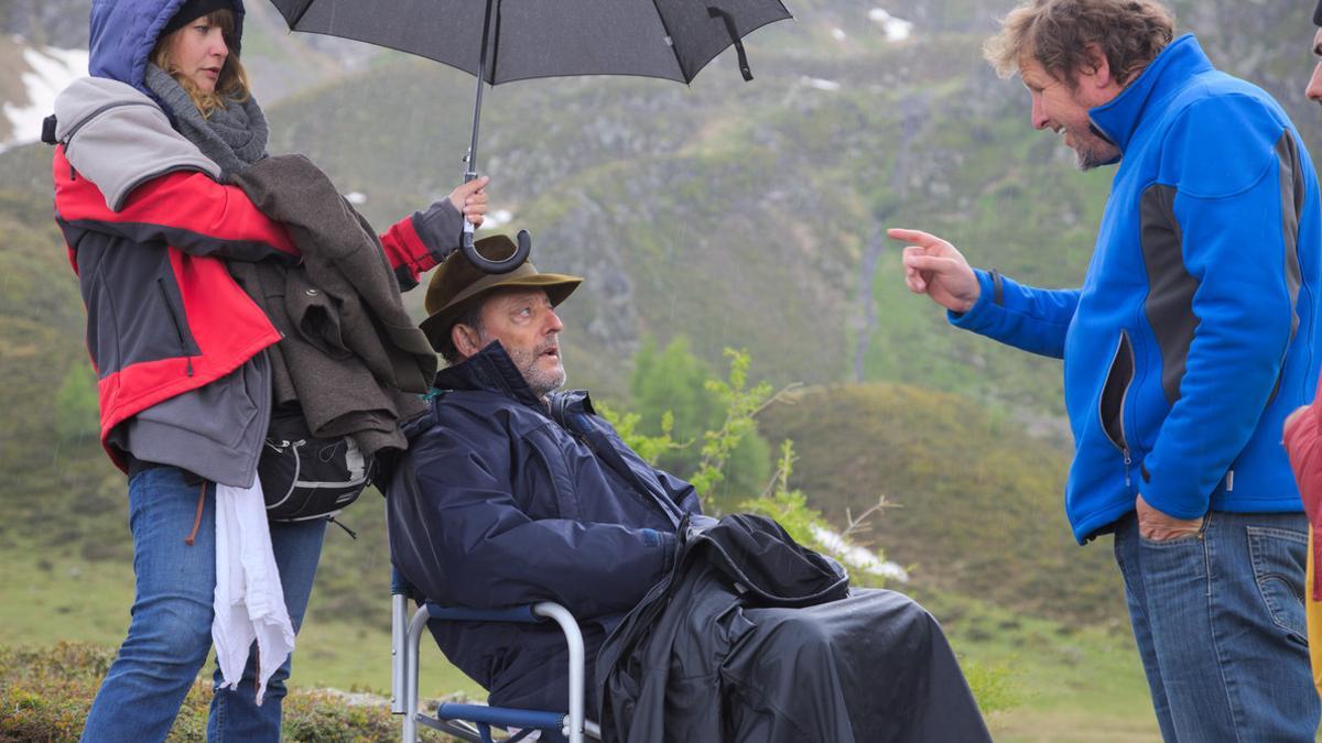 Gerardo Olivares conversa con Jean Reno durante el rodaje de 'Hermanos del viento'.