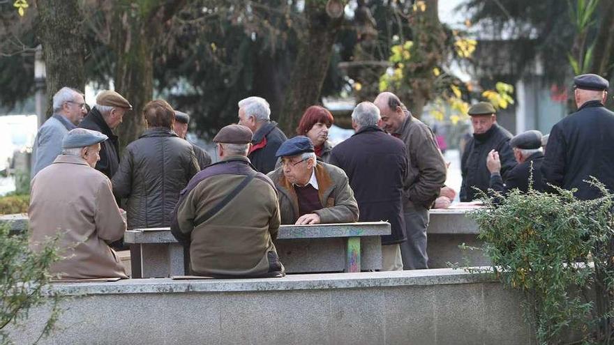 Mayores en la Praza da Mariña, en el barrio de A Ponte. // Iñaki Osorio