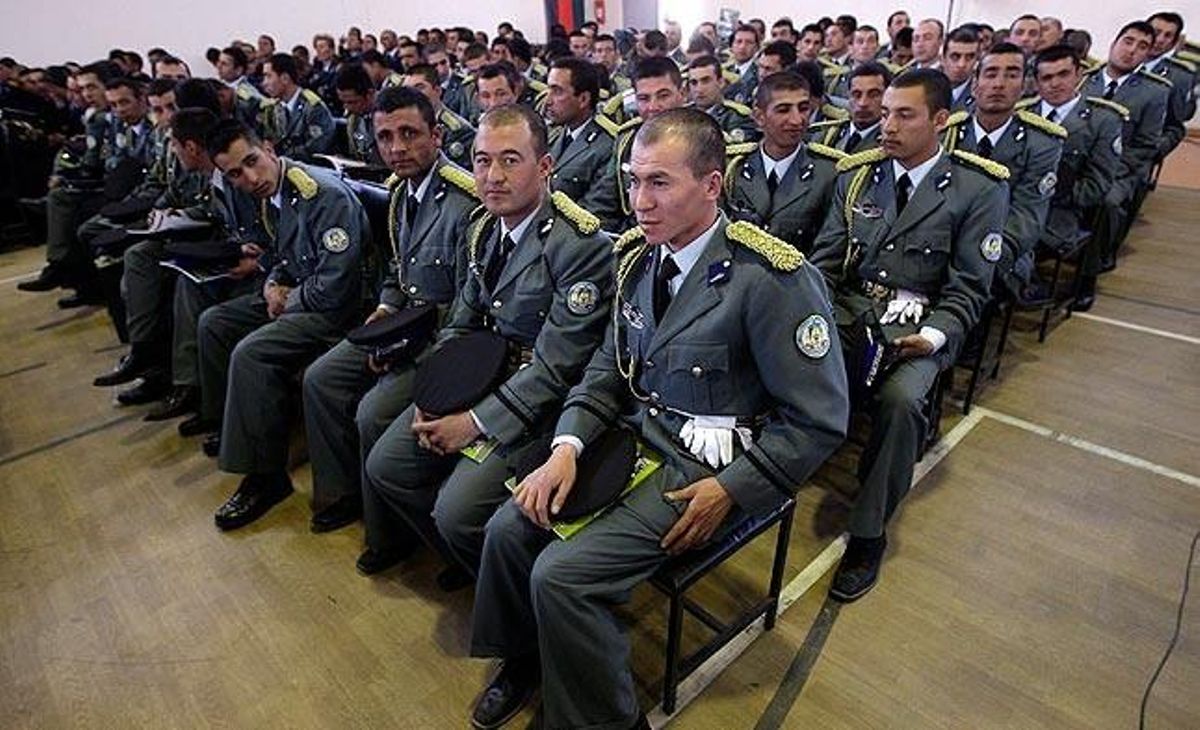 Oficials acabats de graduar escolten un discurs del president de l’Afganistan, Hamid Karzai.
