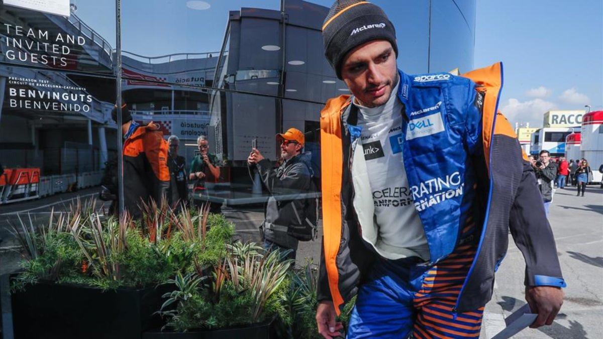 Carlos Sainz, en el paddock del Circuit