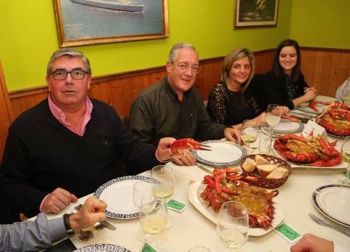 La Cofradía do Centolo Larpeiro abre las jornada de exaltación del crustáceo grovense