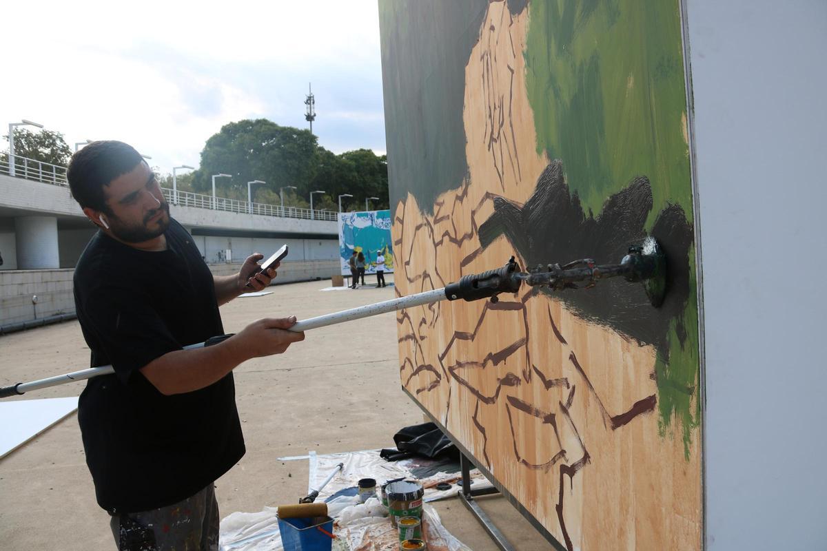 Los artistas muralistas que participan del proyecto de arte urbano 'Paisajes cúbicos' en el parque de la Trinitat por la Mercè 2024