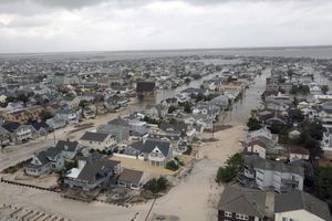 Fotografia distribuïda per les Forces Aèries dels EUA que mostra una vista des de l’aire dels estralls causats per l’huracà ’Sandy’ a la costa de Nova Jersey durant una missió de rescat d’un helicòpter de la Guàrdia Nacional.
