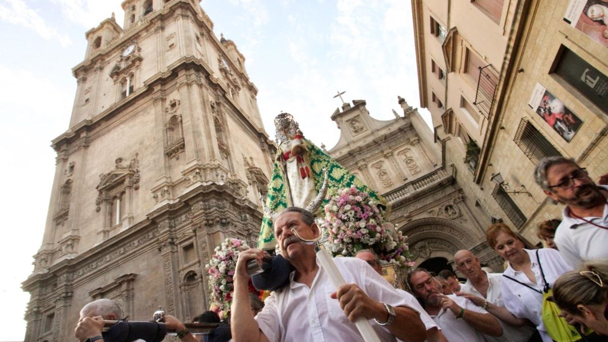 La Virgen, con manto verde, a su salida de la catedral de Murcia