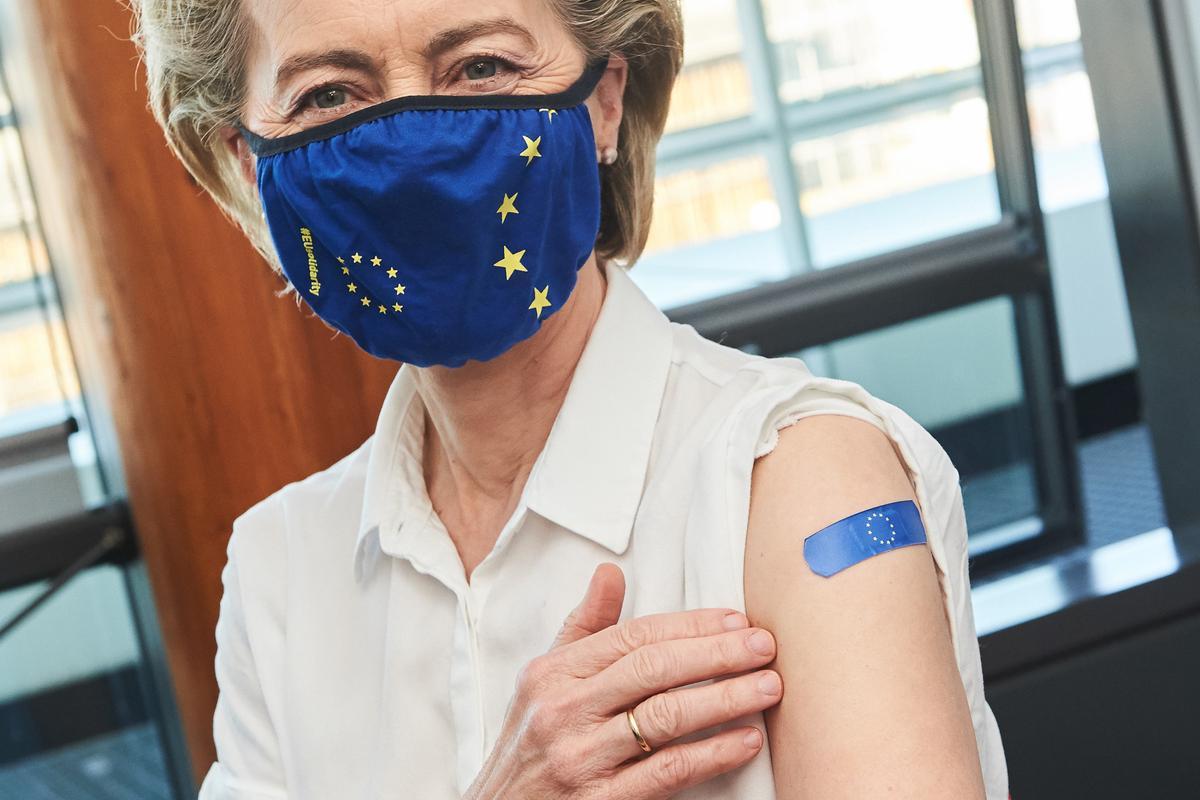 Von der Leyen rep la primera dosi de la vacuna de Pfizer contra el coronavirus