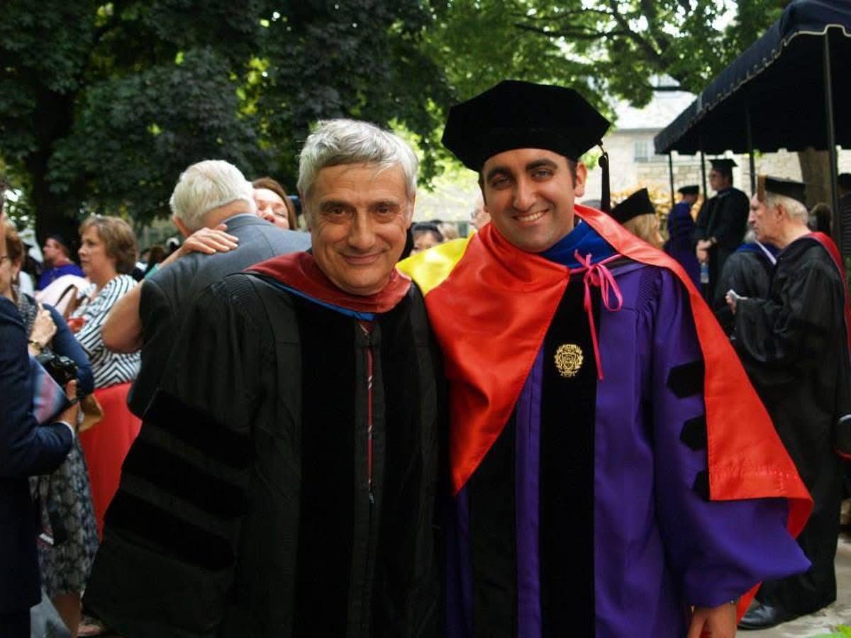 El investigador junto a su director de tesis, Joel Mokyr, premio nobel de Economía 2025.