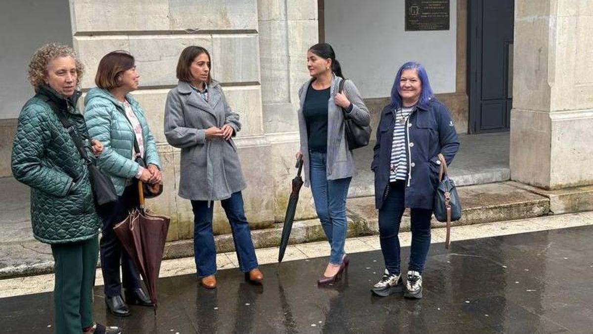 Voluntarias y representantes de asociaciones, con la edil Silvia Tárano, en el centro