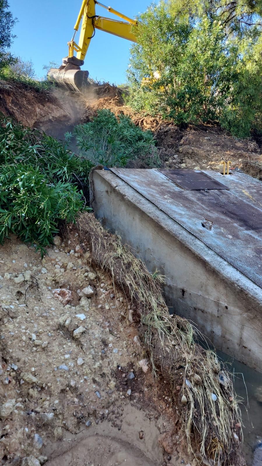 Operarios de Emaya intentan arreglar la tubería que se encuentra en la Vía de Cintura