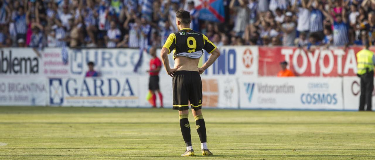 El «9» Benja Martínez desperdició dos claras ocasiones de gol en el primer acto y se marchó de El Toralín entre lágrimas.