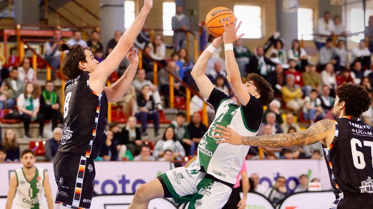 Gonzalo Orozco realiza un lanzamiento.