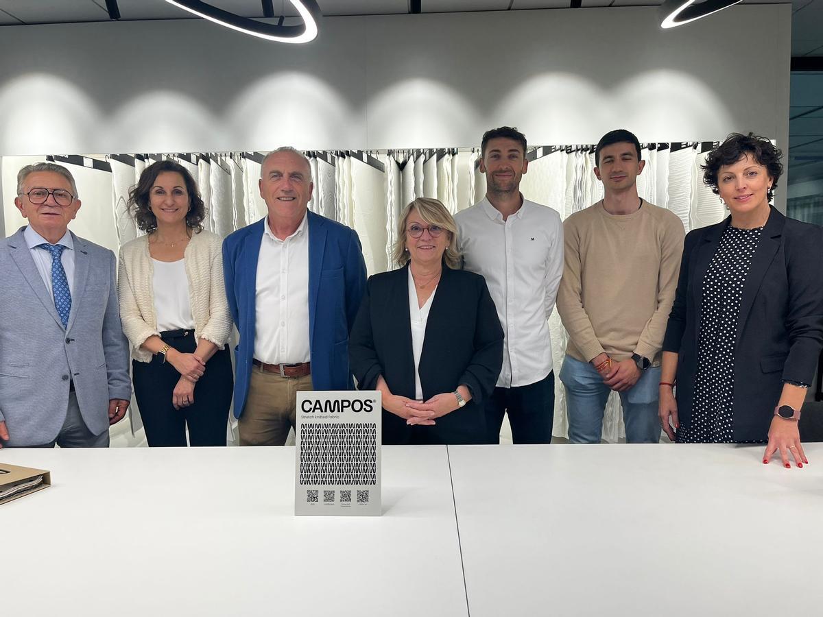 La comisionada, en el centro, durante su visita a la zona.