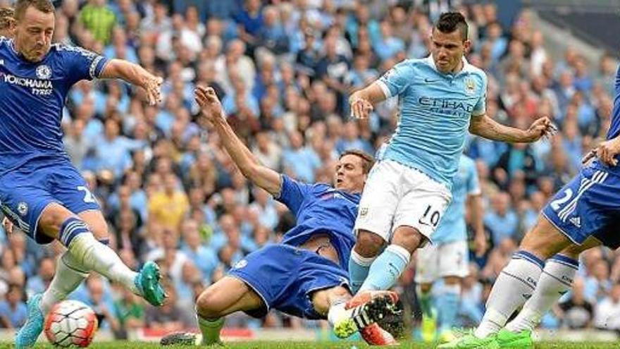 El Kun Agüero fa el primer gol, davant de Terry, Matic i Ivanovic