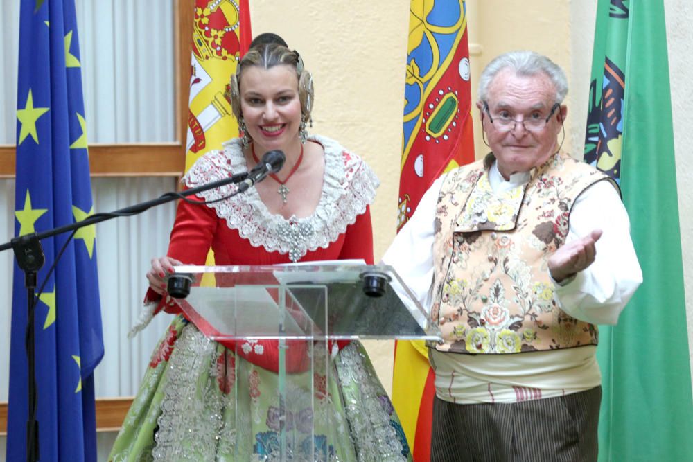 Intercambio de fotos e imposición de "bunyols" de la fallera mayor de València