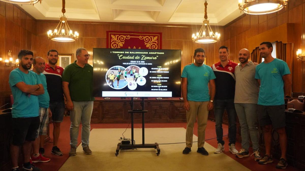 Participantes en el acto de presentación del Torneo