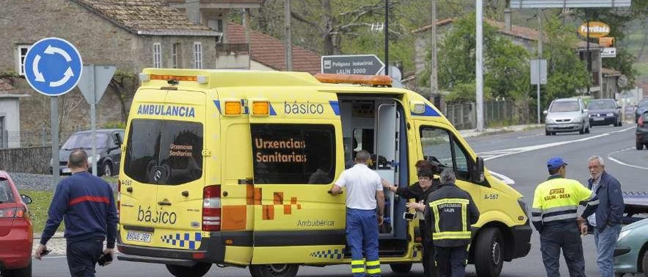 Una ambulancia en un accidente en la zona de As Queimadas. // Bernabé/Javier Lalín