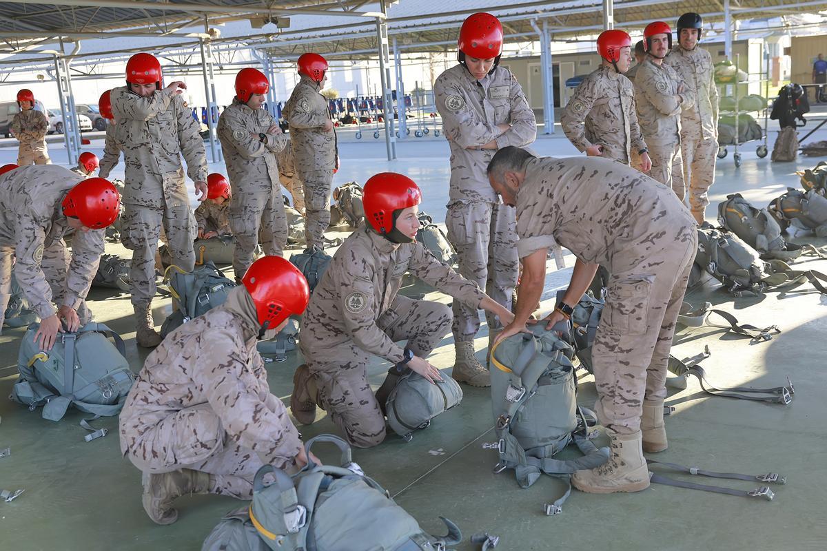 Alumnos de la Academia General del Aire y del Espacio chequean junto al instructor de la Escuela Militar de Paracaidismo “Méndez Parada” el material previsto para el salto